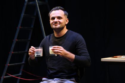 Noua stagiune a Teatrului „Matei Vișniec” a debutat cu un experiment teatral curajos, provocare acceptată de actorul Cosmin Panaite