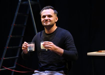 Noua stagiune a Teatrului „Matei Vișniec” a debutat cu un experiment teatral curajos, provocare acceptată de actorul Cosmin Panaite