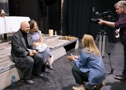 Spectacolul „Cântăreața Cheală”, de Eugène Ionesco, în regia lui Alex Bogdan a participat la Reuniunea Teatrelor Naționale Românești din Chișinău