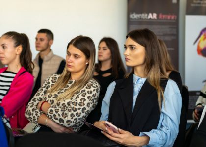 IdentintitAR feminin la Suceava. O colecție de personaje feminine se prezintă prin realitatea augumentată